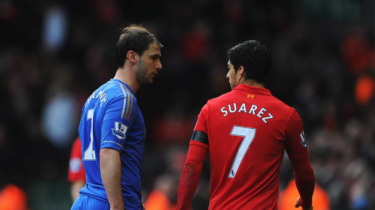 Im Jahr 2013 war der damalige Liverpooler Stürmer nach einem Biss in den Unterarm von Branislav Ivanovic sogar für zehn Spiele gesperrt worden