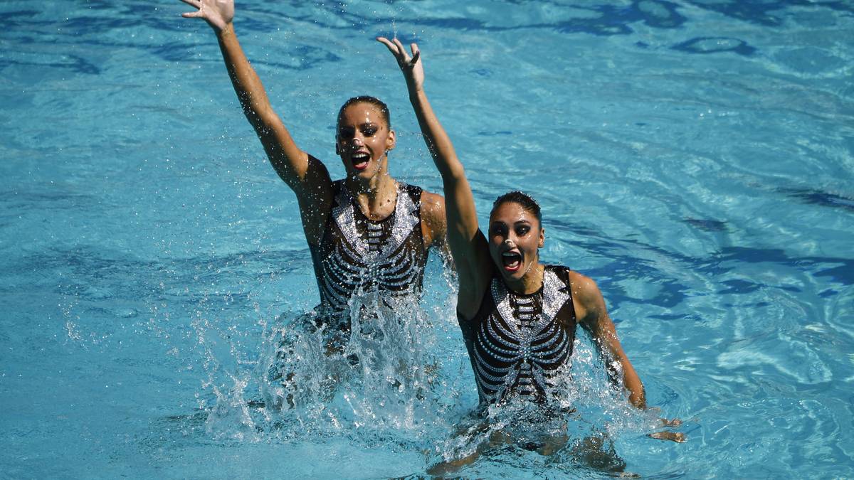 Interessanter Badeanzug: Die Synchronschwimmerinnen Evangelia Papazoglou und Evangelia Platanioti aus Griechenland sorgen mit einem Skelett-Outfit für Aufsehen