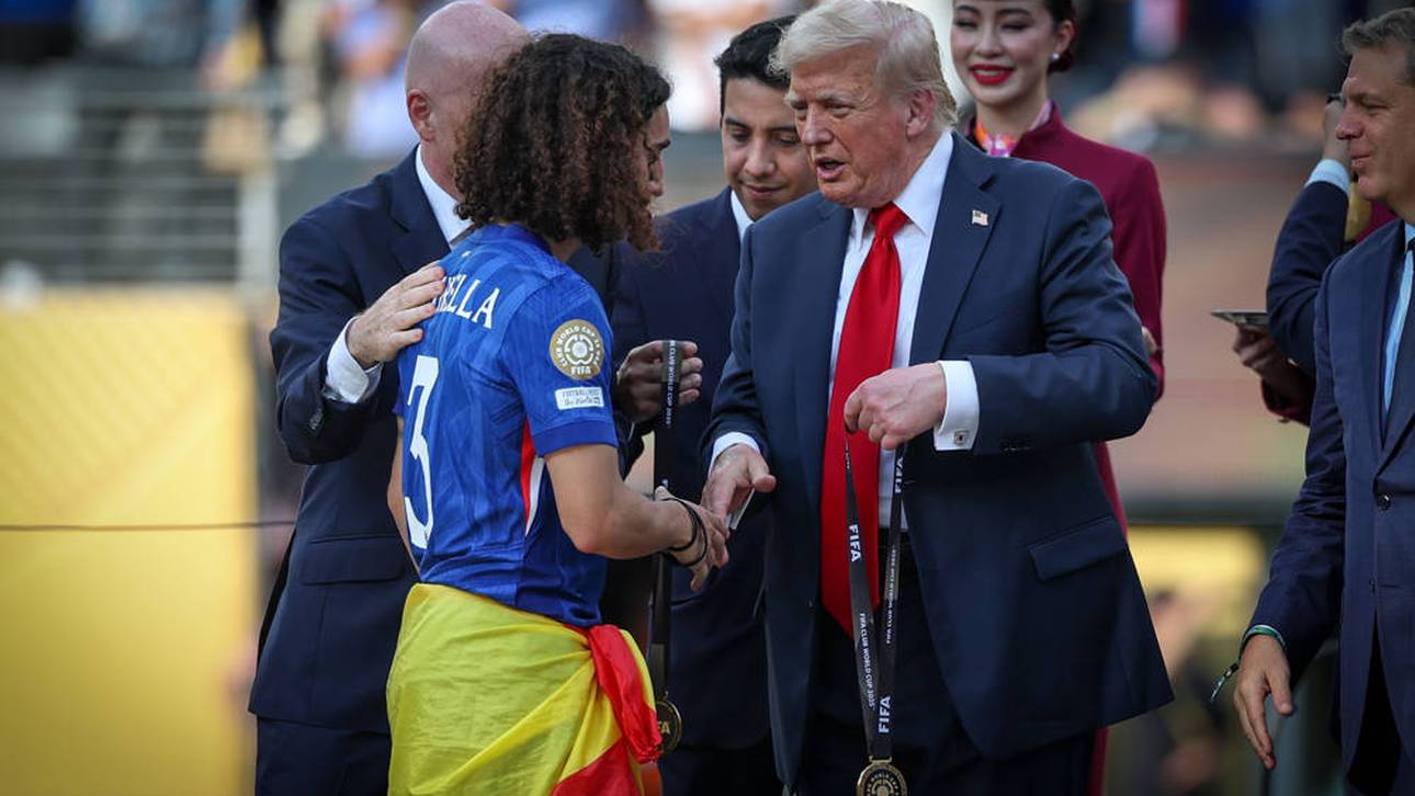 Donald Trump überreicht Marc Cucurella seine Klub-WM-Medaille