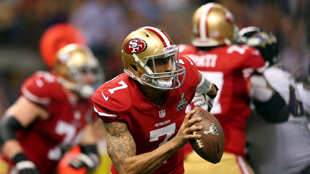 Quarterback im Super Bowl war Colin Kaepernick, der den Quarterback-Rekord für erlaufene Yards in einem Playoff-Spiel aufstellte. 2016 sorgte er weit über den Sport hinaus für Aufsehen, als er aus Protest gegen Rassismus und Polizeigewalt bei der Nationalhymne aufs Knie ging. Im März 2017 trennten sich die Wege aus sportlichen Gründen