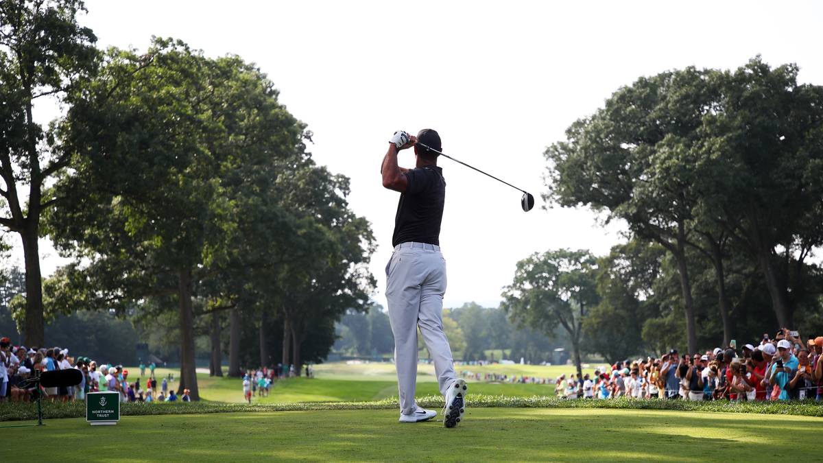 Woods legt es daher nicht mehr darauf an, besonders weit zu schlagen. Für ihn hat die Präzision inzwischen die höchste Priorität. Während seine Bälle früher bei langen Abschlägen gerne einmal im Rough landeten, fliegen sie heute zwar etwas kürzer, aber liegen dafür besser auf der Spielbahn