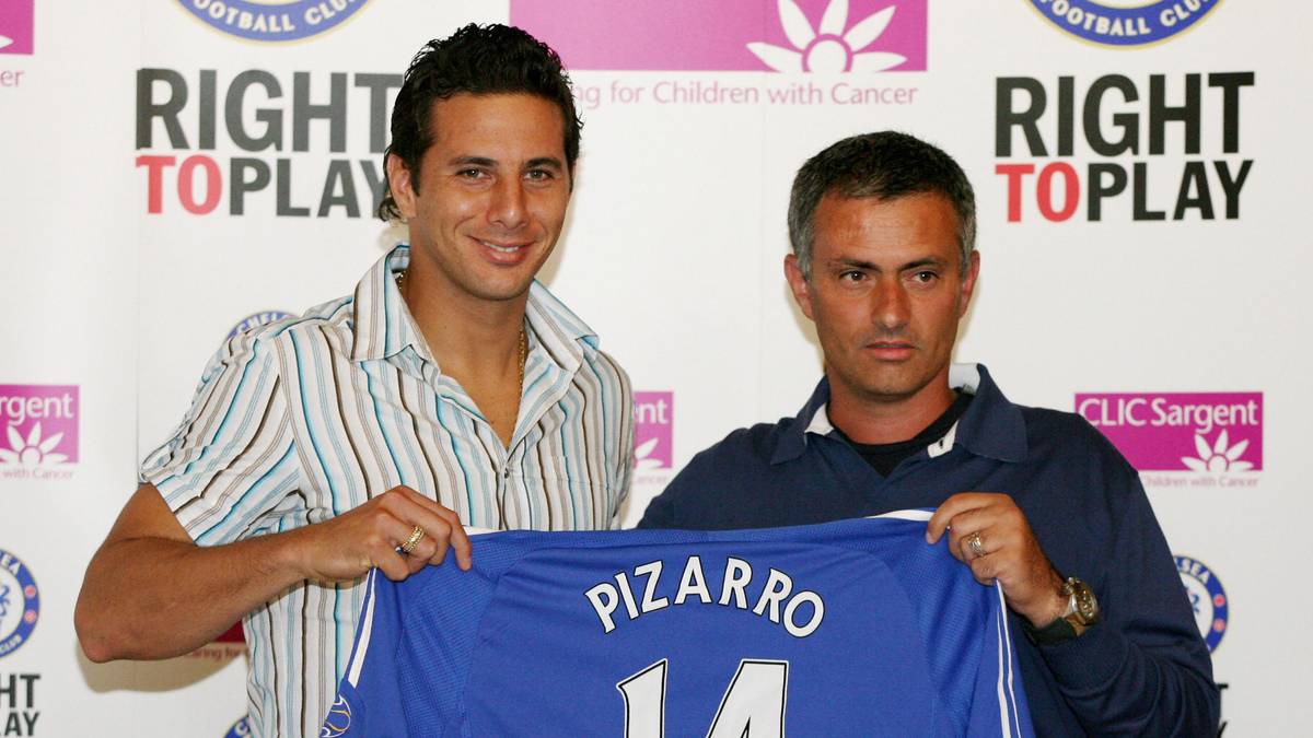 Jose Mourinho lockt Pizarro zum FC Chelsea. Dort unterschreibt er einen Vertrag bis 2011. Sein Start verläuft verheißungsvoll