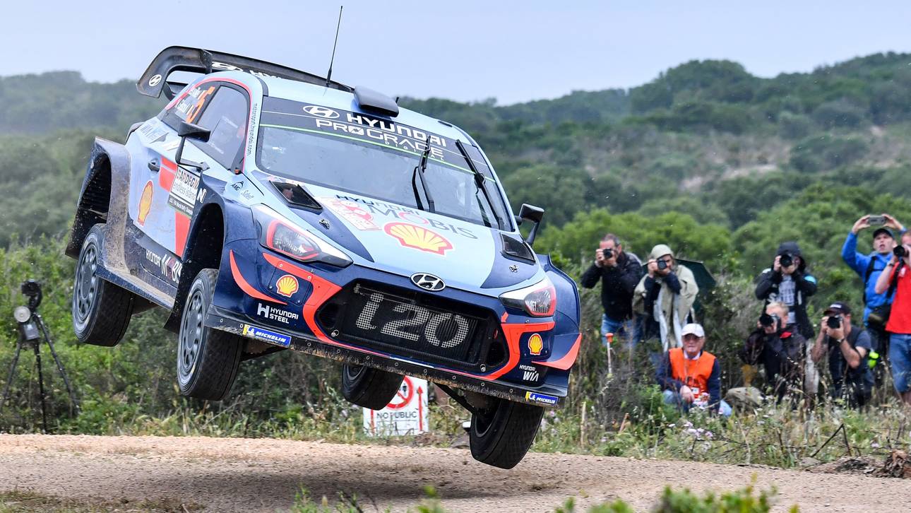 Neuville startet mit Überschlag