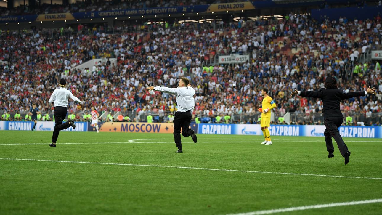 Flitzer! Pussy Riot protestiert