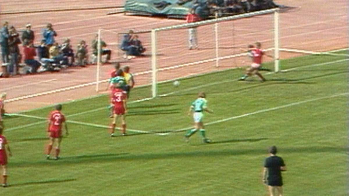21. August 1982: Bremens Uwe Reindes trifft beim Saisonauftakt gegen den FC Bayern per Einwurf - und vermiest damit das Debüt von Münchens neuem Star-Torwart Jean-Marie Pfaff.