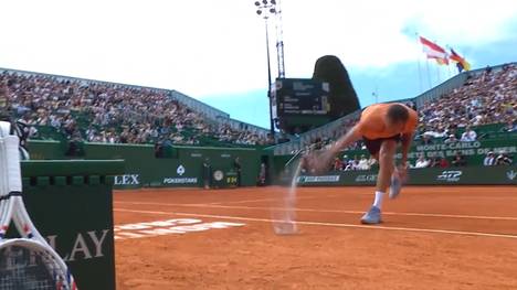 Daniil Medvedev startet denkbar schlecht in die Sandplatzsaison. Im Sechszehntelfinale des Monte-Carlo-Masters verliert der Russe 0:6; 0:6 gegen den Italiener Matteo Berrettini und lässt seinen Frust dabei vollständig an seinem Schläger aus.