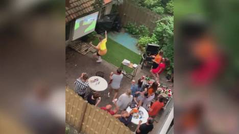 Dieser Streich aus den Niederlanden ist ziemlich fies, aber genial. Möglich macht ihn eine 30-sekündige Zeitverschiebung des TV-Signals.
