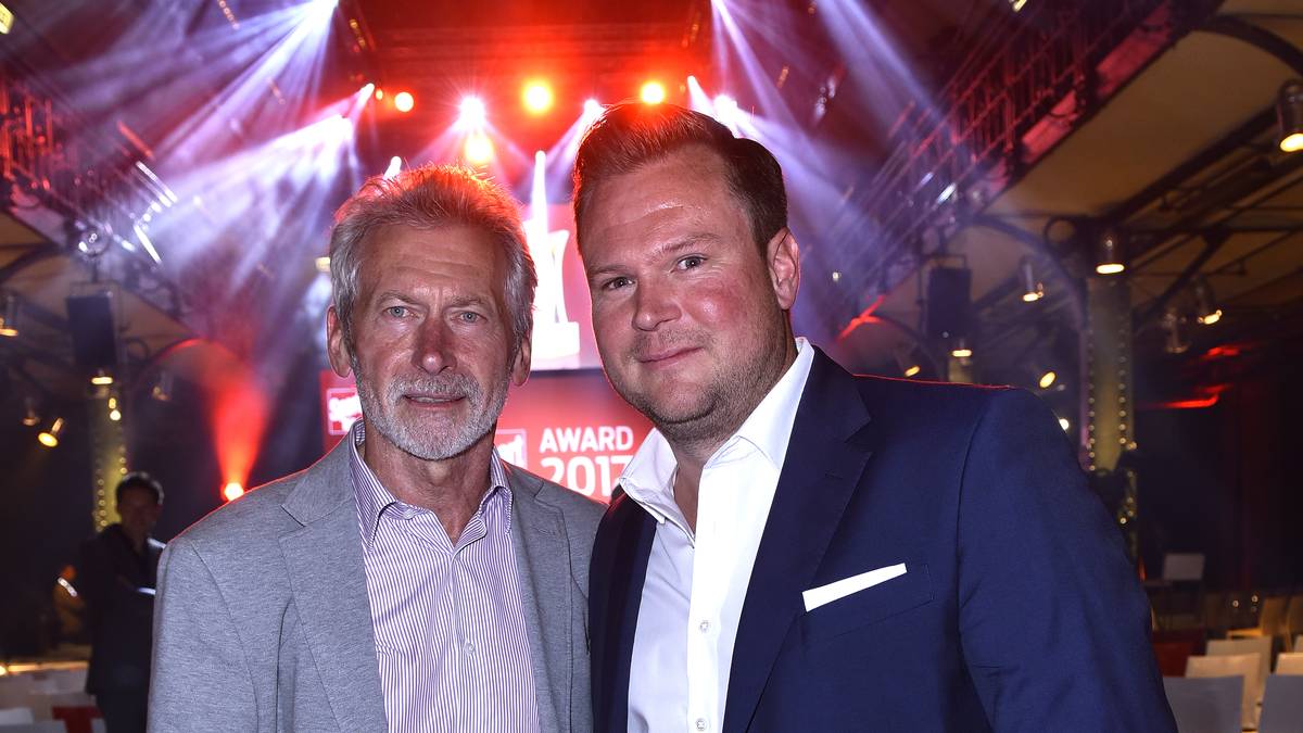 Privat ist Breitner auch karitativ sehr engagiert, unter anderem als Helfer bei der Münchener Tafel. Er ist verheiratet, hat drei Kinder - Sohn Max arbeitet seit 2006 in der Medienabteilung des FC Bayern