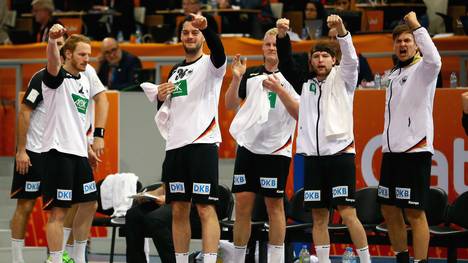 Die Spieler der deutschen Mannschaft jubeln bei der Handball-WM in Katar gegen Dänemark
