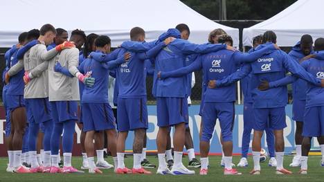 Die französische Nationalmannschaft trauert um die Mutter von Didier Deschamps. Der Trainer ist für die Beerdigung in die Heimat gereist und verpasst das letzte WM-Gruppenspiel gegen Norwegen.