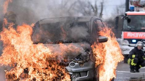 Beschädigt ein brennendes Auto auf einem Parkplatz ein Nachbarfahrzeug, muss die Kfz-Haftpflichtversicherung des Brandautos für den Schaden aufkommen