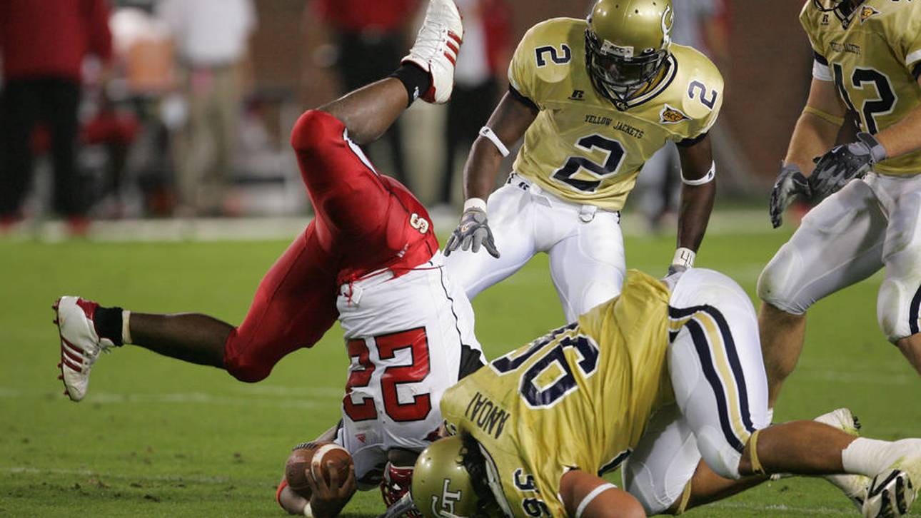 Der spätere Roman Reigns bei einem Tackle gegen Toney Baker von North Carolina State