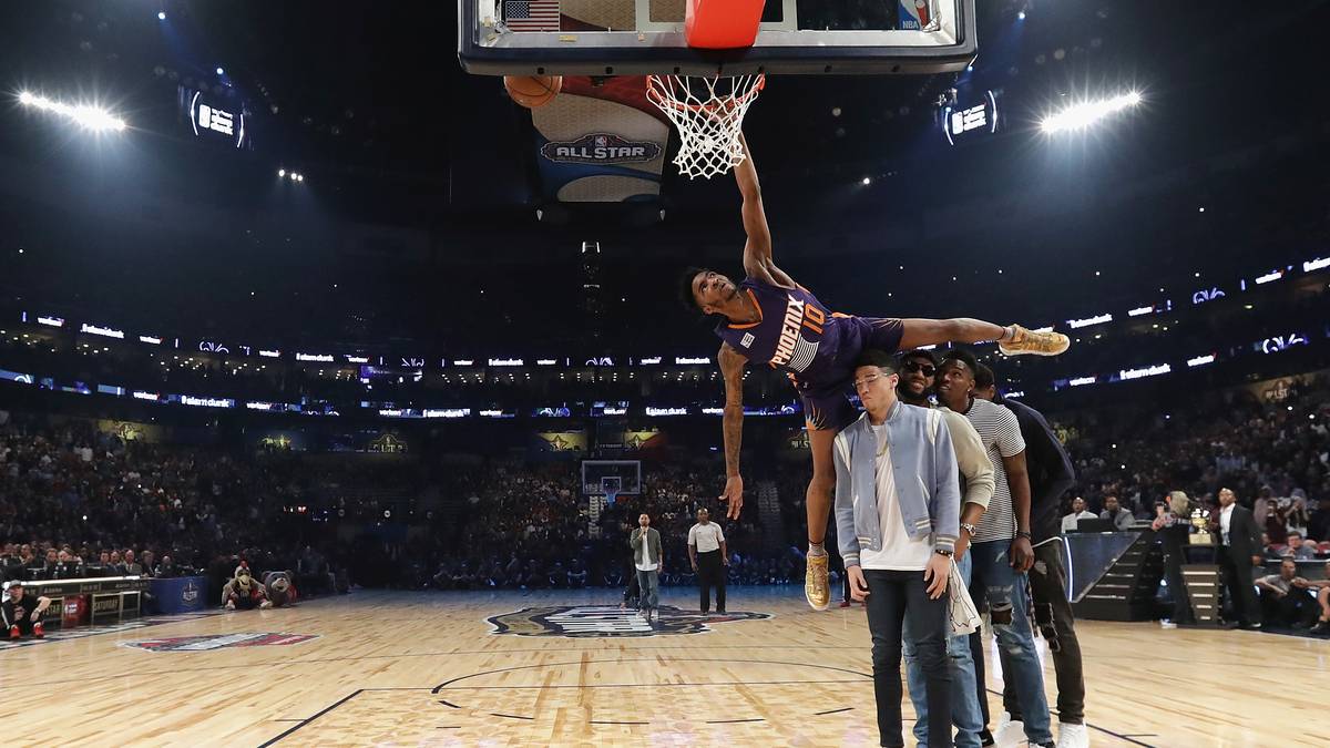 Der Rookie stellt vier Leute in Reihe auf, die er alle überspringen will