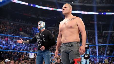 Cain Velasquez (r., mit Rey Mysterio) hatte 2019 einen großen Auftritt bei WWE