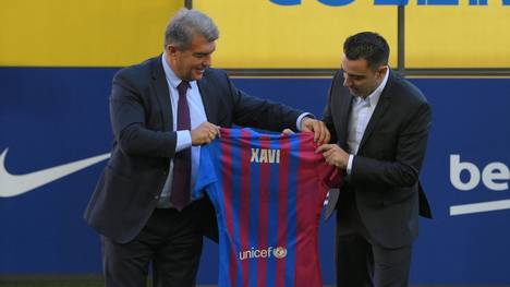 Bild aus besseren Tagen: Xavi und Joan Laporta (l.)