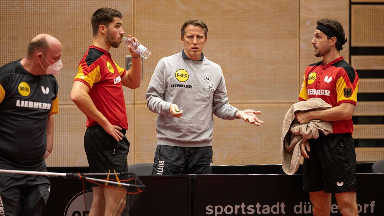 Zwischen zwei Spielern: Bundestrainer Jörg Roßkopf