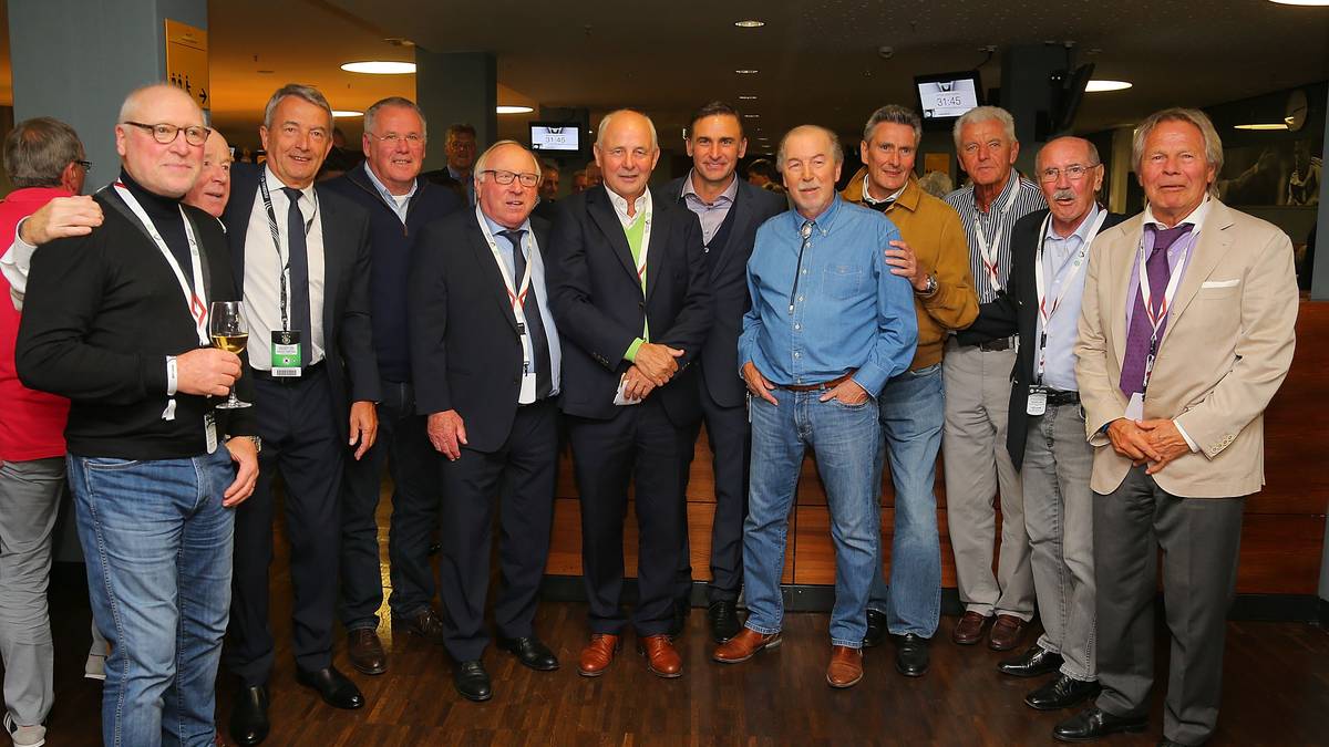 Zusammen mit anderen ehemaligen Nationalspielern verfolgen sie das Spiel in der Commerzbank-Arena auf Einladung des DFB