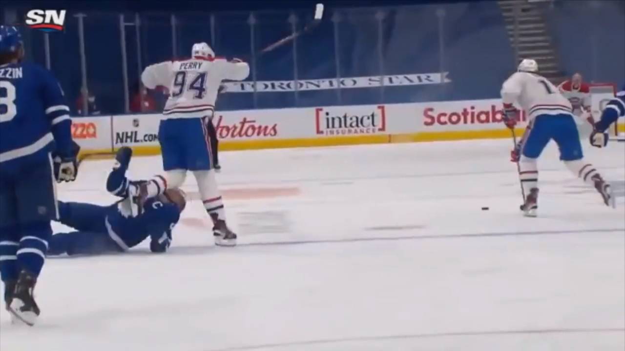 Toronto-Star John Tavares muss nach einem harten Zusammenstoß behandelt werden