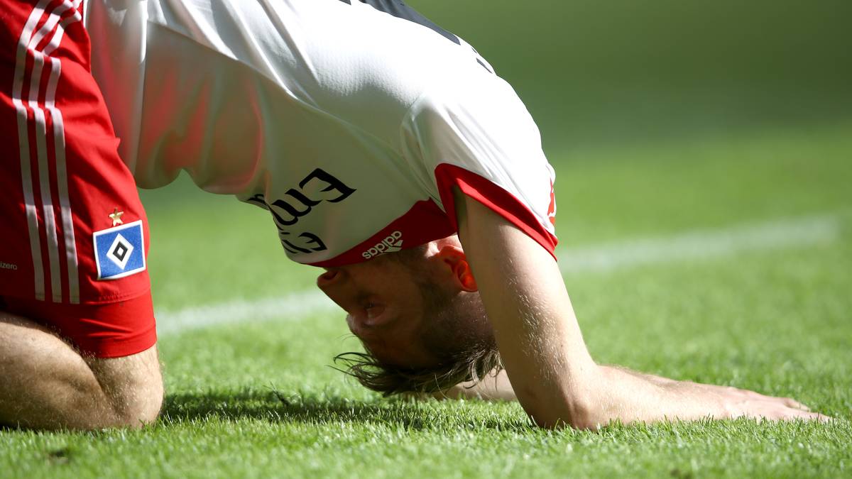 PLATZ 15 - Der HSV steigt erstmals in seiner Geschichte aus der Bundesliga ab. Aaron Hunt und Co. sind am Boden zerstört. Die Aufholjagd der letzten Wochen wird nicht von Erfolg gekrönt. Als wenn der historische Sturz des Liga-Dinos in die Zweitklassigkeit nicht genug wäre, sorgen schwere Ausschreitungen nach dem letzten Spiel für Schlagzeilen