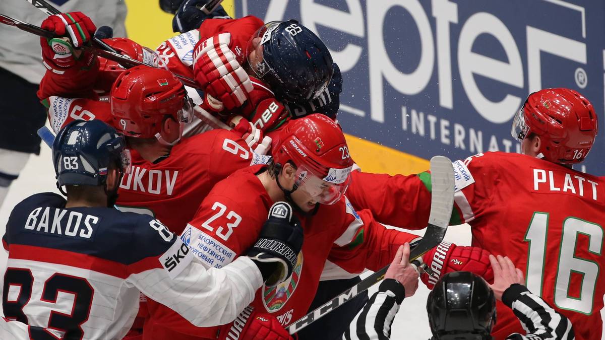 Im Spiel zwischen der Slowakei und Weißrussland kommt es zu einer handfesten Auseinandersetzung. Wohl auch deshalb, weil die Nerven der Slowaken nach der erneuten Niederlage langsam blank liegen