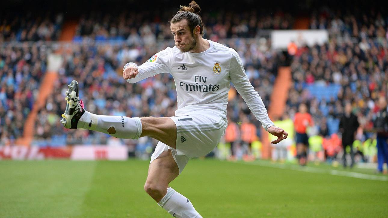 Bale spielt mit Loch im Socken