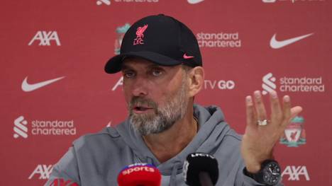 Beim 4:3-Erfolg des FC Liverpool gegen Tottenham Hotspur hat sich Jürgen Klopp mal wieder über den Schiedsrichter beschwert. Beim Siegtreffer hat der Reds-Coach sich dann beim Jubel auch noch gezerrt.