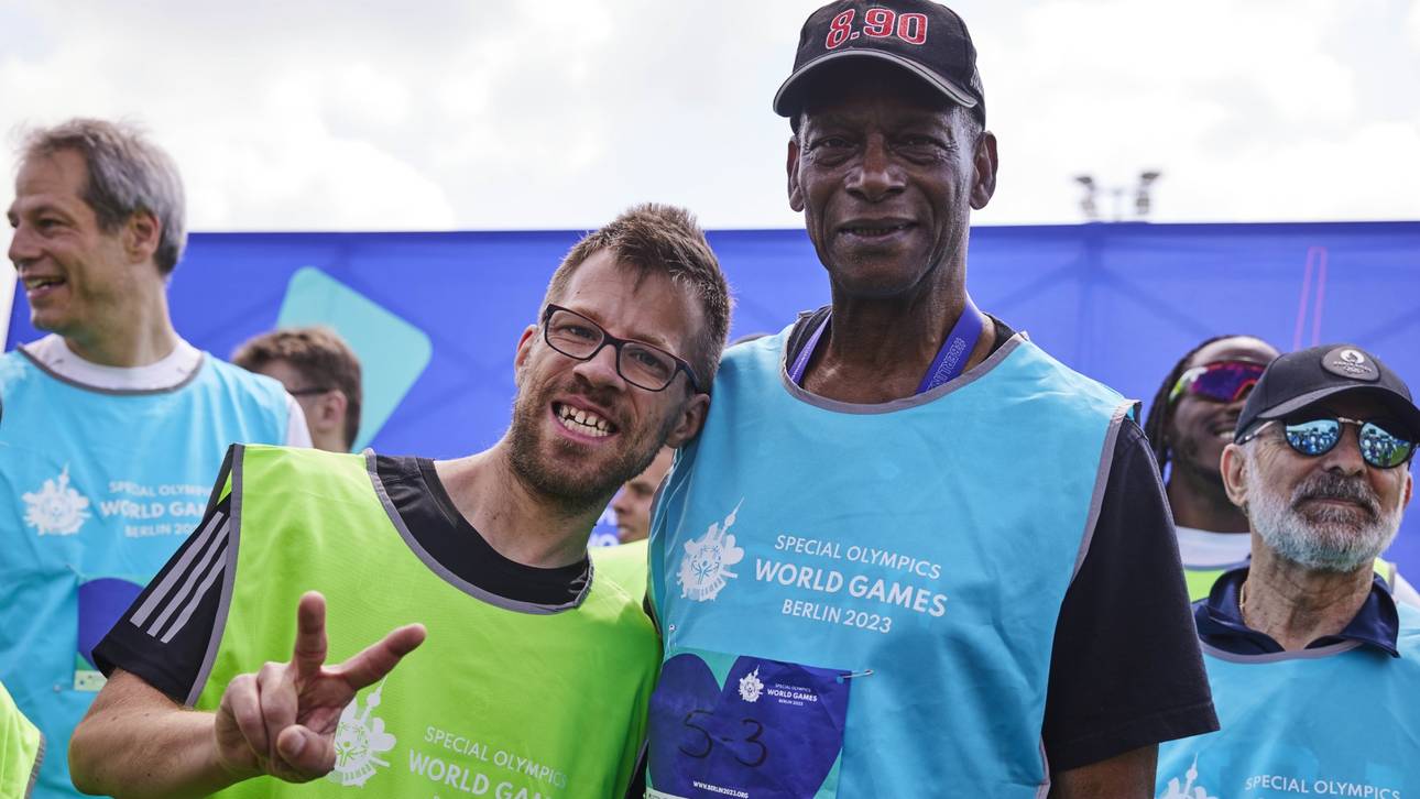 Olympia-Sieger Bob Beamon besucht die Weltspiele