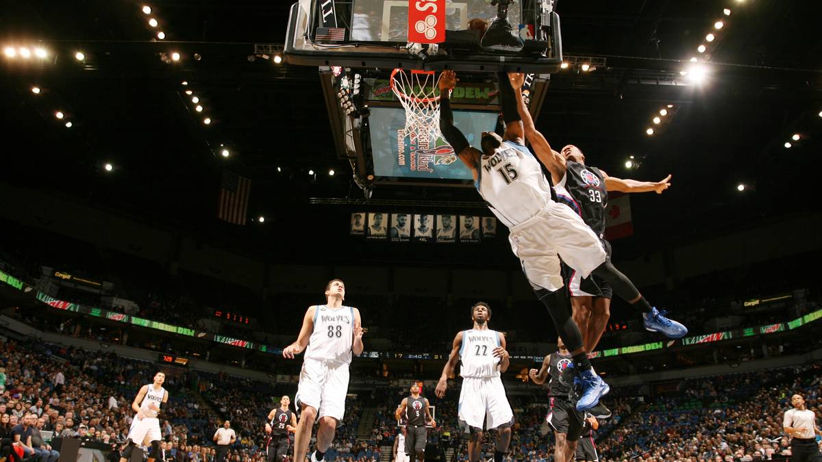Vollen Zug zum Korb zeigt Shabazz Muhammad (r.) von den Minnesota Timberwolves