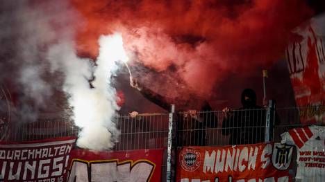 Auch bei der Partie in Stuttgart brannten Fans des FC Bayern Pyrotechnik ab