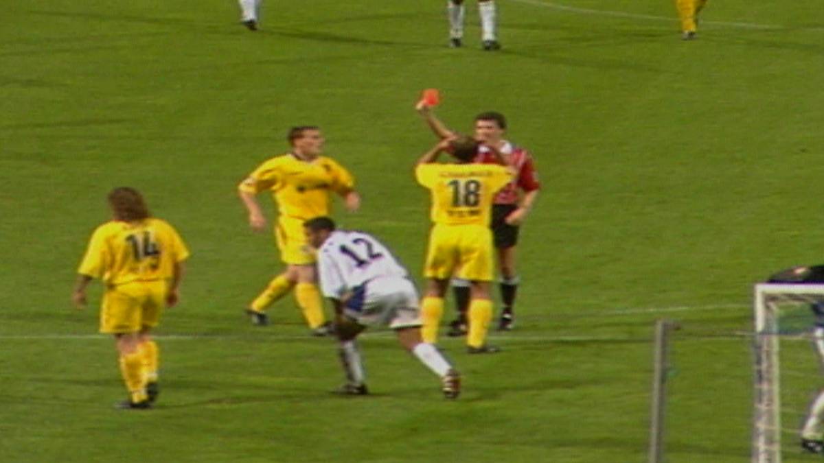10. September 1999: Böse Tritte im Rostocker Ostseestadion. Schiedsrichter Herbert Fandel zückt für emotionsgeladene Ulmer gleich viermal die Rote Karte.
