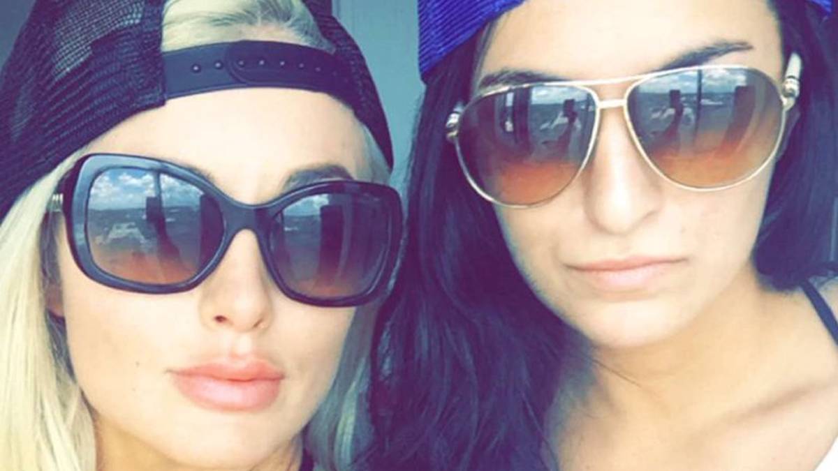 Deville bereitete sich - wie die meisten WWE-Wrestlerin - bei der Entwicklungsliga NXT auf ihre WWE-Karriere vor. Schon dort ihre Partnerin: MANDY ROSE