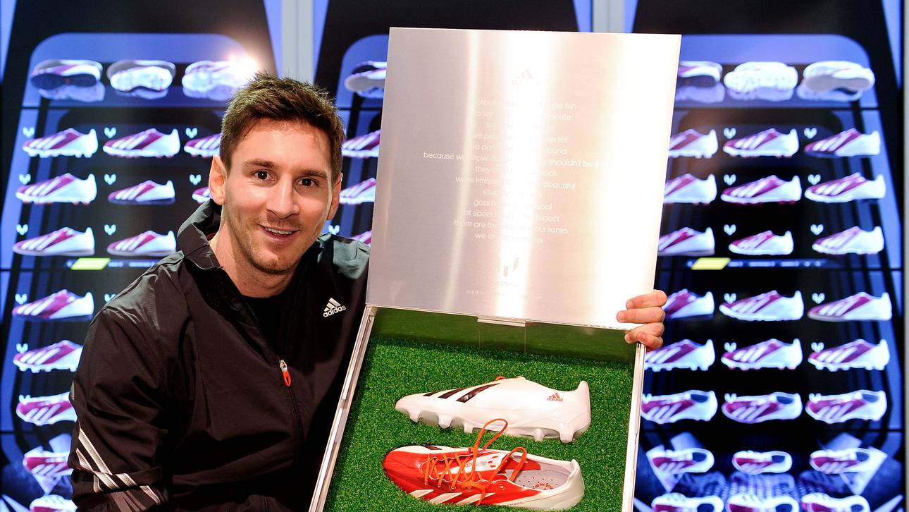 Messi verschenkt seine Schuhe