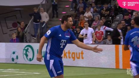 Beim Telekom-StarKick in Bonn gewinnen die Legenden des FC Bayern. Nach dem Spiel verrät Ex-Bayern-Star Giovane Élber, was sein ehemaliger Mannschaftskamerad Claudio Pizarro zuvor in der Kabine plante. Ganz schön clever dieser Pizarro.