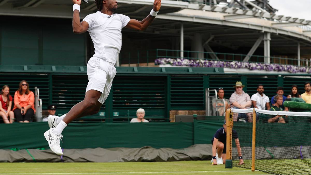 Gael Monfils zeigt in seinem Spiel gegen Daniel Brands einige Kabinettstückchen. Hier den eingesprungenen Monfils-Schmetterball