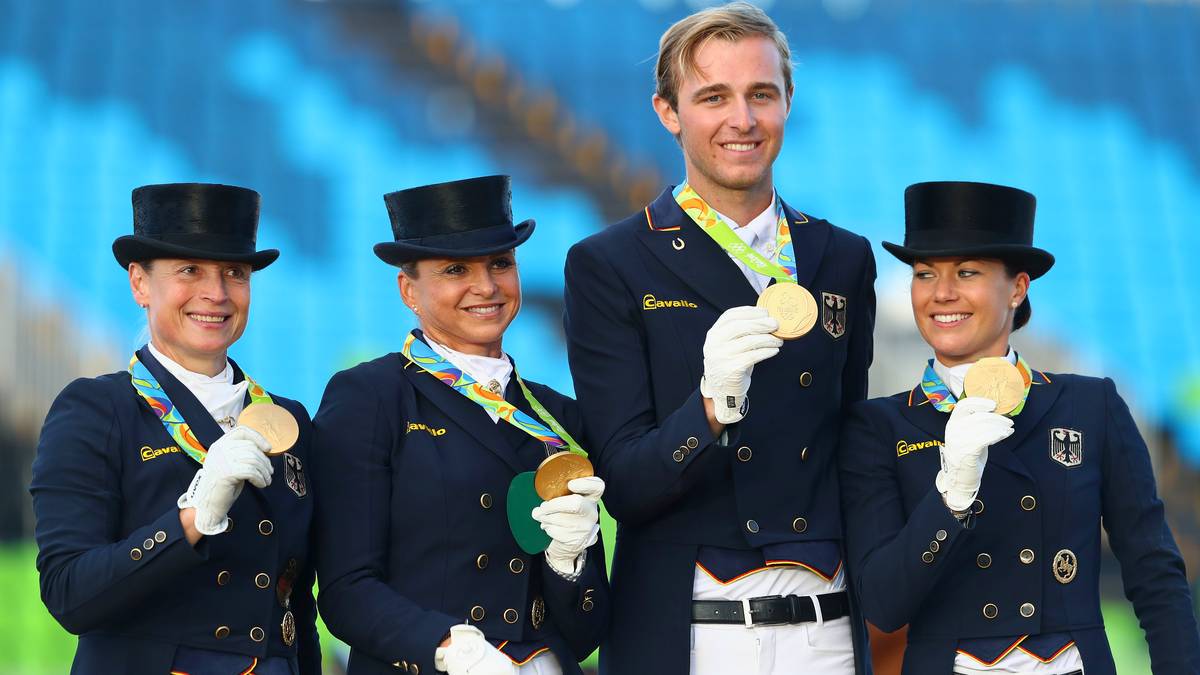 Die deutschen Dressurreiter um Isabell Werth sicherten sich mit einer Gala souverän die Goldmedaille von Rio. Werth steigt mit ihrer insgesamt neunten Medaille zur erfolgreichsten Reiterin der Olympia-Geschichte auf