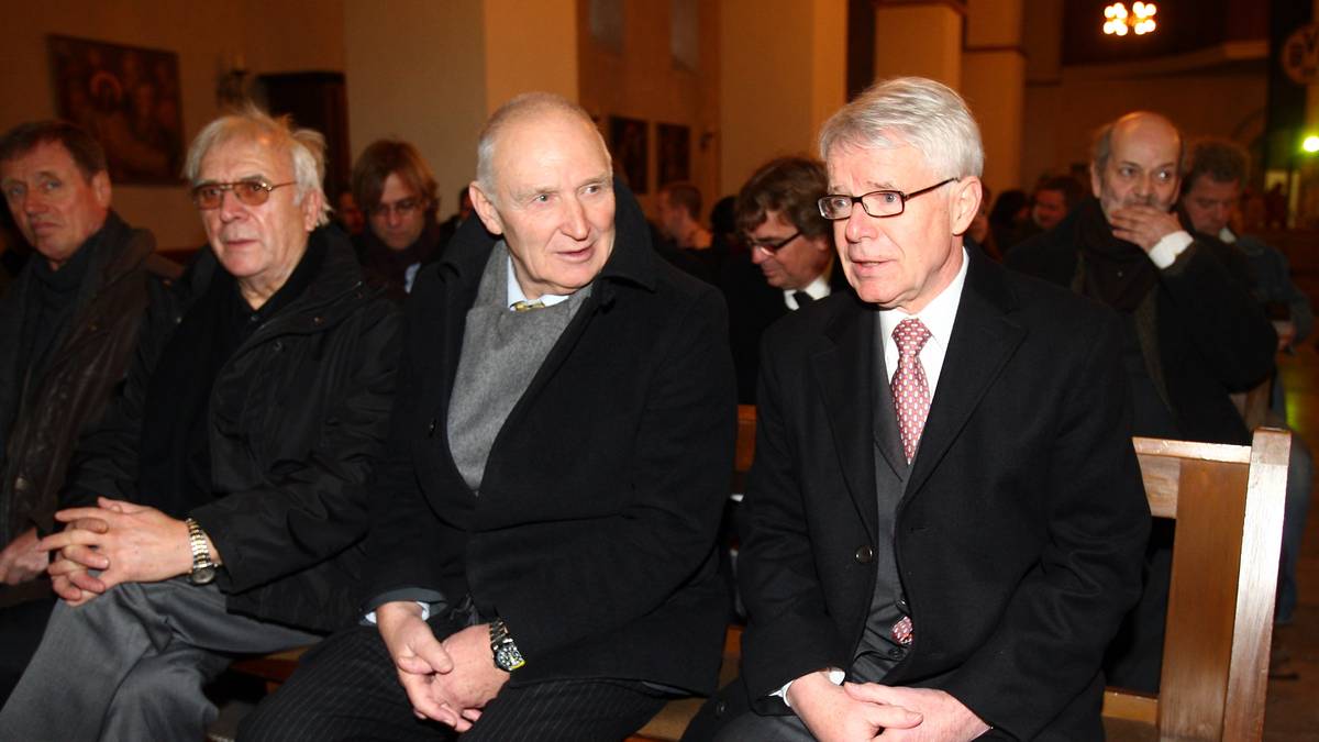 "Ich war gestern noch bei Aki und habe viel Optimismus und Zuversicht in ihm gespürt", sagte Präsident Dr. Reinhard Rauball: "Dass er nun so plötzlich von uns gegangen ist, trifft uns alle zutiefst. Borussia Dortmund verneigt sich vor einer großen Persönlichkeit, die den BVB nachhaltig geprägt hat"