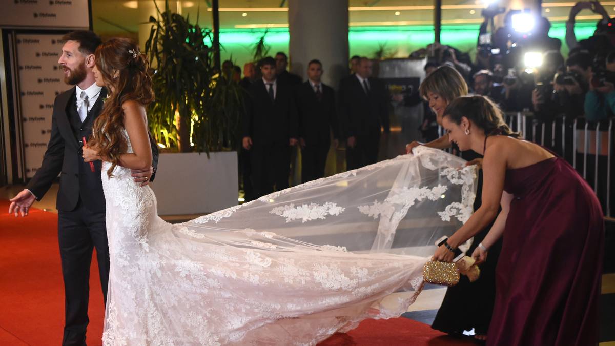 Antonella begeistert die Gäste in ihrem weißen Brautkleid mit langer Schleppe