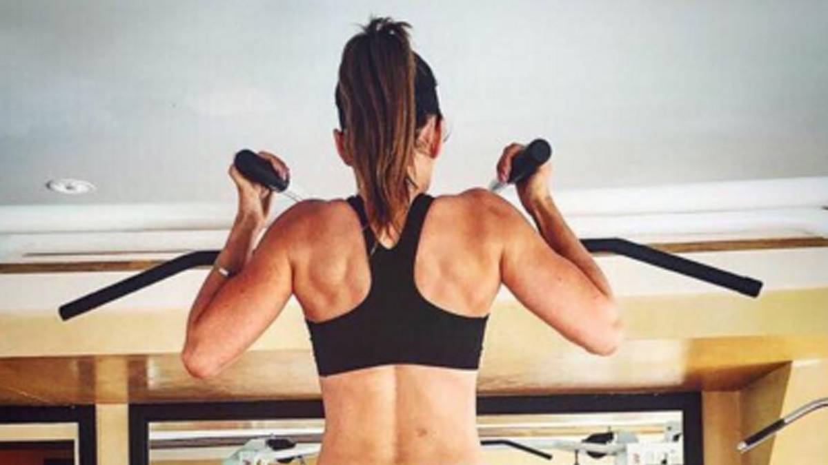 Zurück im Fitnessstudio quält sich Anna an der Klimmzugstange. SPORT1 zeigt weitere Sportstars, die sich fit halten