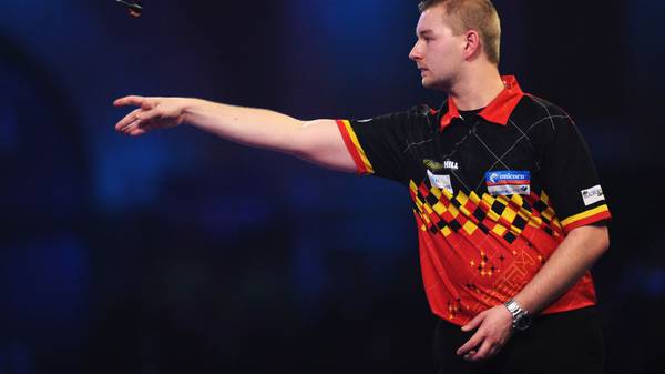 LONDON, ENGLAND - DECEMBER 28: Dimitri Van den Bergh of Belgium in action against Adrian Lewis of England in his Fourth Round match during Day Thirteen of the 2020 William Hill World Darts Championship at Alexandra Palace on December 28, 2019 in London, England. (Photo by Alex Burstow/Getty Images)