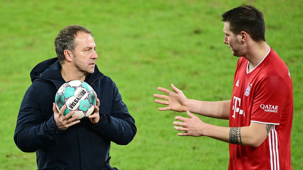 Hansi Flick und Niklas Süle 2021 beim Spiel des FC Bayern gegen Schalke