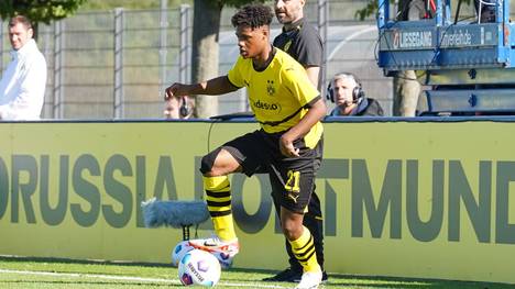 Julien Duranville kam als vielversprechendes Talent zum BVB. Der Youngster wurde aber von Verletzungen zurückgeworfen, nun verrät Edin Terzic wie mit dem Angreifer geplant wird. 