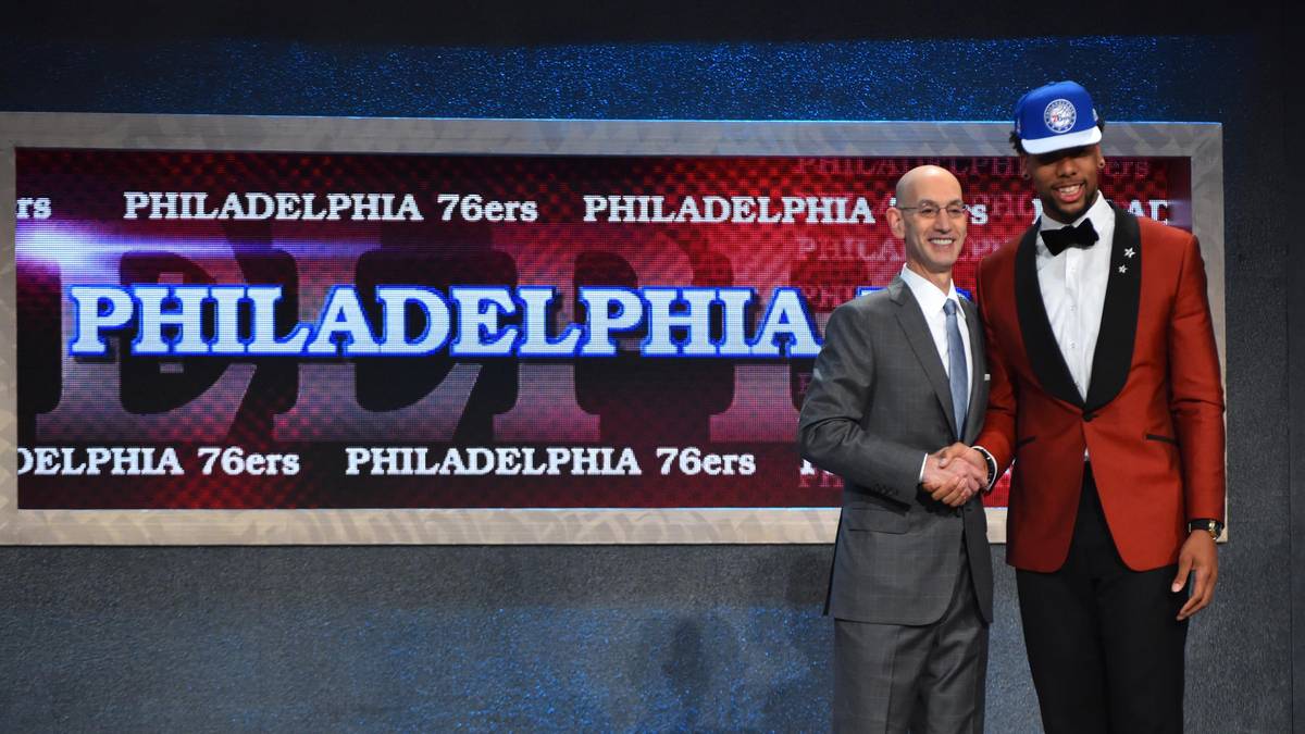 3. PHILADELPHIA 76ERS - Jahlil Okafor (Center; Duke; 19) - Okafor ist der nächste Big Man für die 76ers und deswegen nicht unbedingt ein Team-Need. Einen bereits so guten Low-Post-Scorer mit exzellenten Bewegungen wie Okafor gibt es allerdings nur selten, die Wahl ist deswegen ein No-Brainer. Mit Nerlens Noel, Joel Embiid - wenn gesund - und Okafor steht in Philadelphia ein furchteinflößender Frontcourt bereit.  NBA-Vergleich: Al Jefferson
