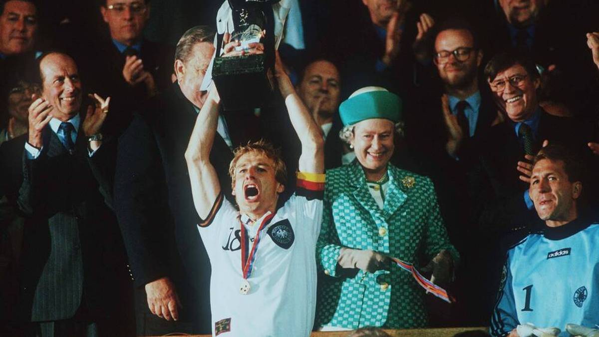 Der Endspielgegner hieß diesmal Tschechien - und diesen bezwang die DFB-Elf mit einem hart umkämpften 2:1 per Golden Goal von Bierhoff nach Verlängerung im Londoner Wembley Stadion - Jürgen Klinsmann erhielt den Pokal von Queen Elizabeth II.