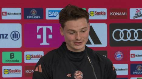 Jonas Urbig reagiert auf seiner Vorstellungspressekonferenz auf einen Spruch von Thomas Müller und seine ersten Tage in München.