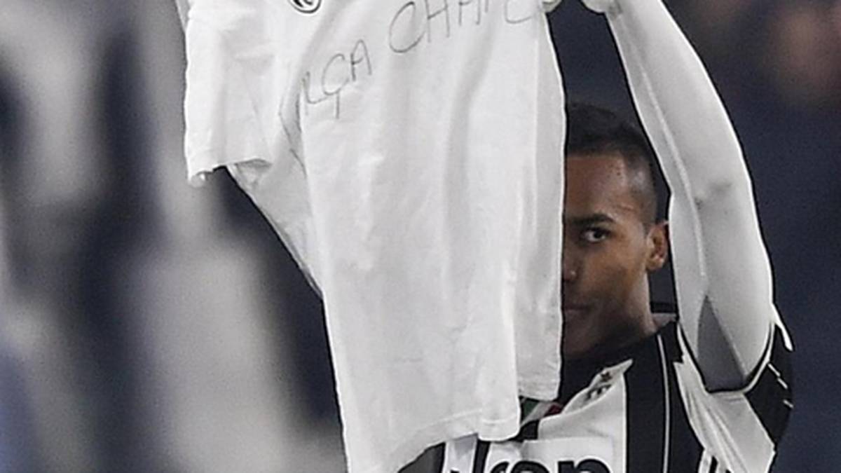 Auch durch die Reihen von Juventus Turin schwappt die Welle des Mitgefühls. Nach seinem Tor gegen Atalanta hält Juventus-Verteidiger Alex Sandro ein T-Shirt  mit einer Nachricht an die Chapecoense-Anhänger hoch