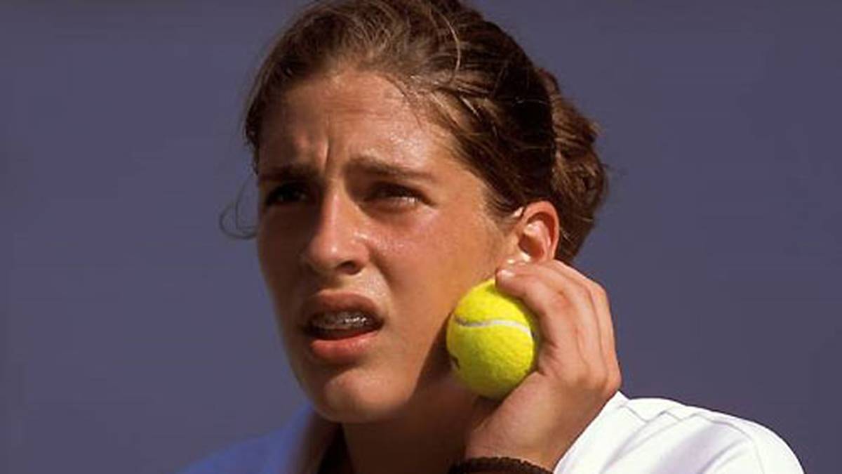 Die junge Begabung hat noch eine Zahnspange, aber das Tennisspielen im Blut