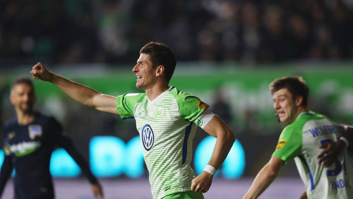 Doch wenig später können auch die Wolfsburger jubeln, Mario Gomez drückt den Ball nach einem Freistoß über die Linie
