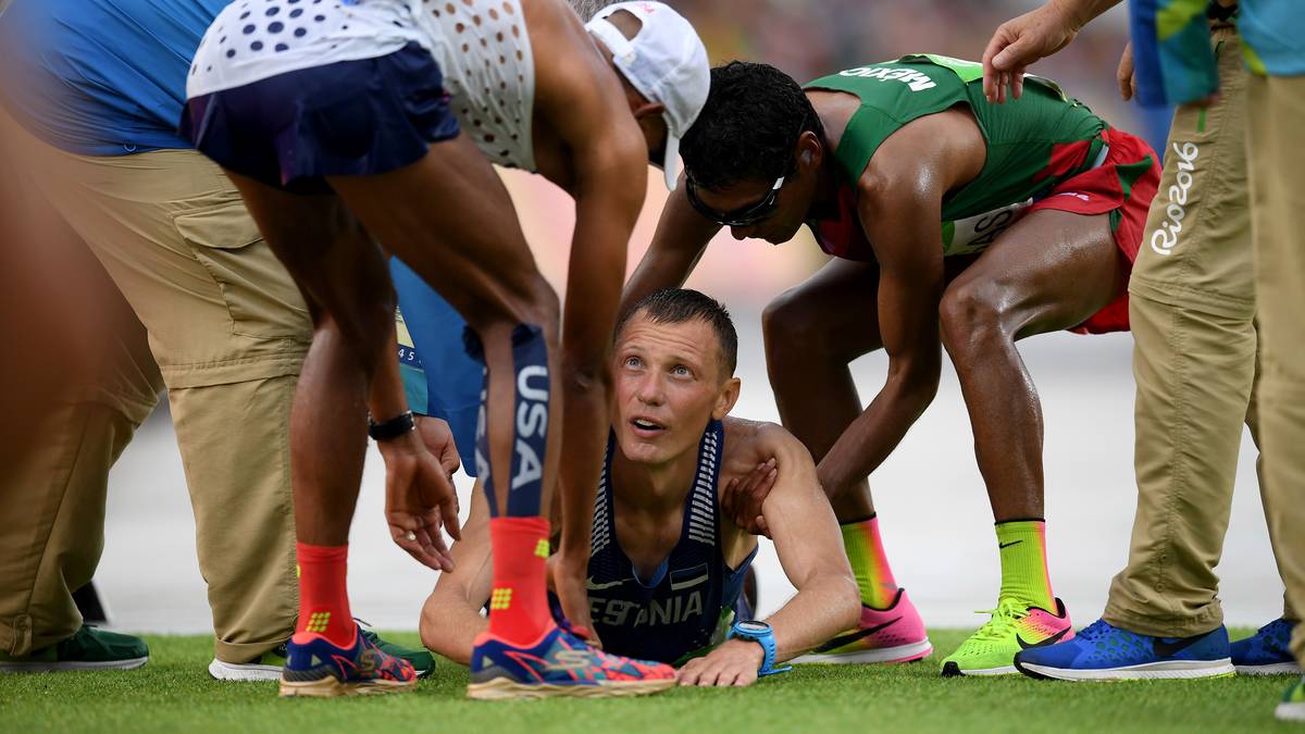 Auch dem Este Tiidrek Nurme geht beim Marathon im Ziel die Kraft aus