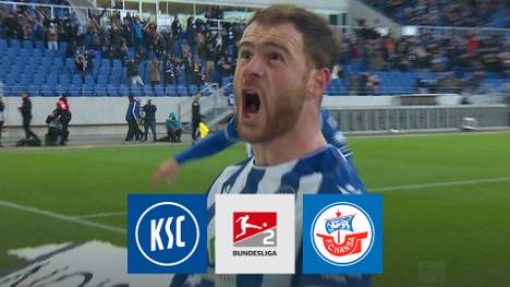 Lange Zeit steuert der Karlsruher SC im Kellerduell mit Hansa Rostock auf eine Heimniederlage zu. Dann aber sticht mal wieder Budu Zivzivadze, der von einer Slapstick-Einlage der Gäste profitiert.