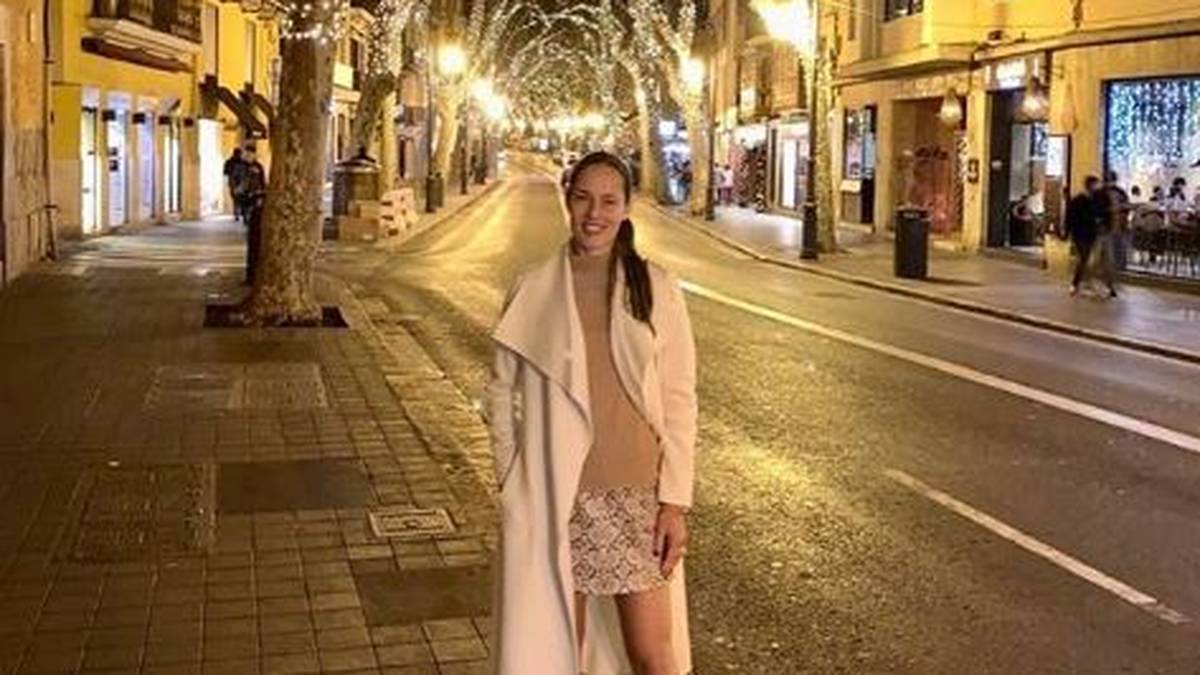 Bei Ex-Tennis-Star Ana Ivanovic sieht es im Hintergrund schon einmal deutlich weihnachtlicher aus als bei den Liverpool-Stars in Katar. Doch wo ist Ehemann Bastian Schweinsteiger - oder schießt er gerade das Foto?